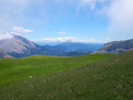 Dans la descente, le soleil revient...avec Ceüse au centre.