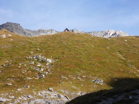 Vue sous le lac des Vaches du sentier montant au Chalet des Gardes.