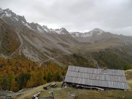 Chalets de l’Alp, à droite le Pic de Peyre Eyraute.