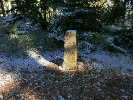 Le cheminement est jalonné de bornes anciennes