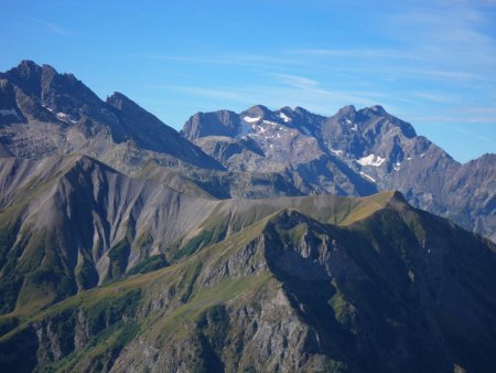 Pic de l’Ours (devant), puis le Chapeau et au fond le secteur Mal Cros et Vieux Chaillol