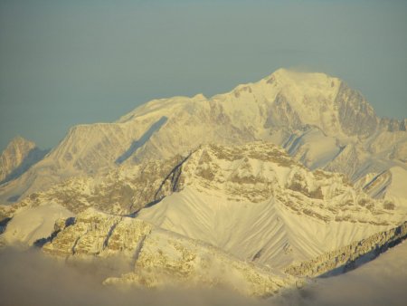 Zoom. l’Arcalod et le massif du Mont Blanc..