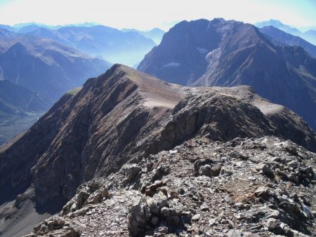 Des pentes de Côte Belle, un passage scabreux, puis les Mayes et le point IGN 2616m à l’ouest