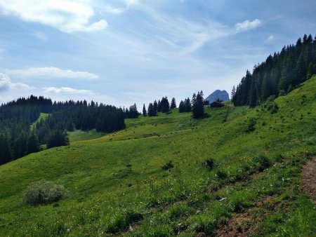 Regard arrière Sevan derrière et le Mont Chauffé qui s’impose