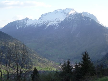 Thônes et la Tournette vus de l’alpage des Fours.