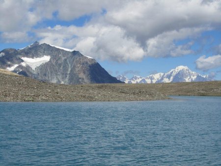 Zoom vers le Dôme de la Sache et le Mont Blanc.