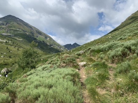 Sentier surplombant le Coume de Varilhes.