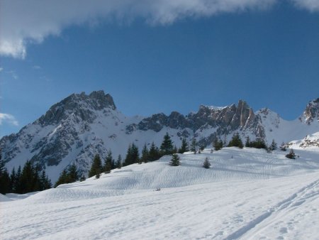 le col des Chasseurs à gauche, la Cicle à droite