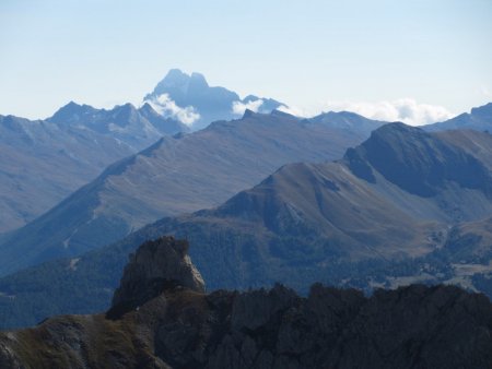 la Dent de Rattier, le Pic de Chateaurenard (et son observatoire astronomique) et le Viso en dernier plan