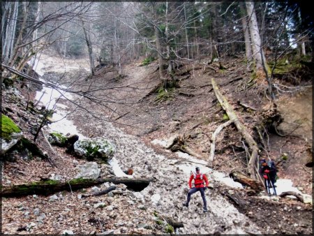 Traversée d’une coulée sur le Chemin du Solitaire.