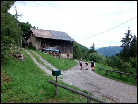 Traversée du hameau les Bugnons.