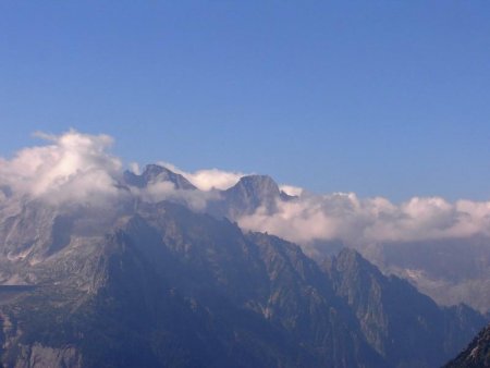 Le Piz Cengalo et le Piz Badile émergent des nuages.