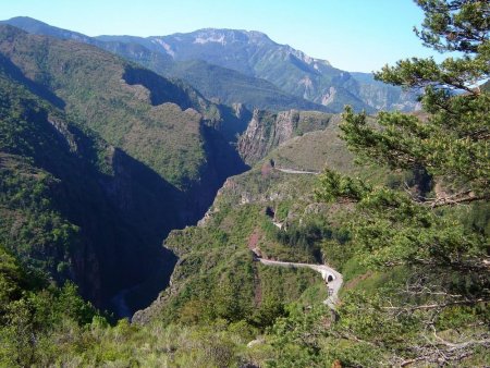 La vue se dégage sur les gorges dont le fond reste longtemps à l’ombre.