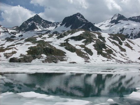 Lacs de Cottepens devant les rochers Badon et Blanc