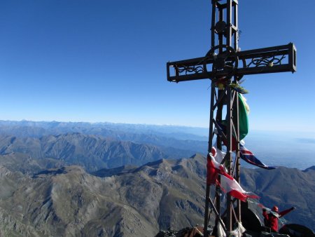 La croix sommitale, on devine le Mont Blanc et le Mont Rose.