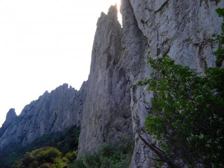 En longeant la falaise.