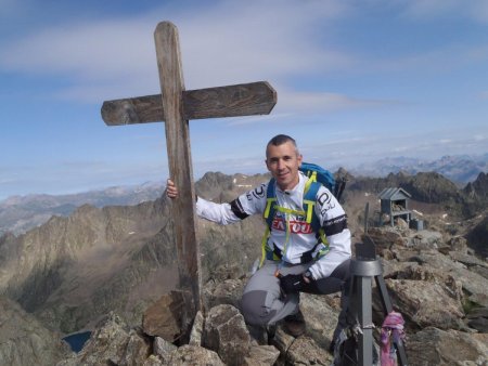 Croix sommitale et le Ténibre juste au dessus de mon bras droit