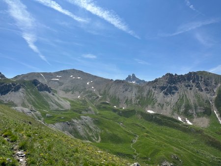 Le sommet à gauche.