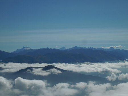 Le massif des Ecrins (la Meije est à gauche ; la Barre est au centre, à droite du petit nuage solitaire)