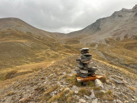 Après la bergerie, à gauche le sommet.