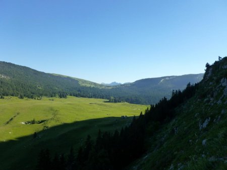 A l’horizon, le col de Bellefond séparant le Dôme de Bellefond et les Lances de Malissard