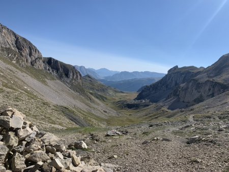 Le Vallon des Aiguilles vu du col.