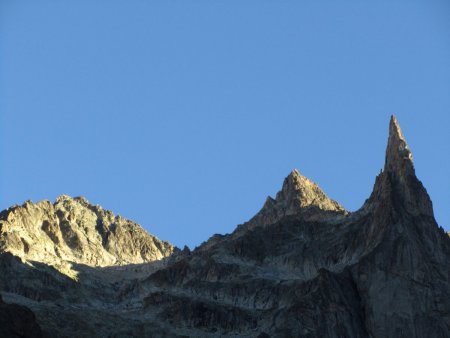 Premières lueurs sur l’Aiguille Occidentale, Centrale et la Dibona.