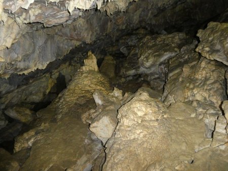 Avec stalagmites.