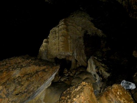 Concrétions dans la partie «fossile» de la grotte.