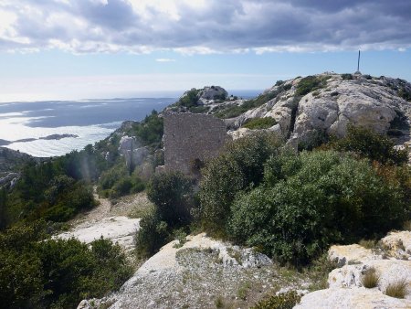 Ruines de Marseilleveyre, sous le sommet