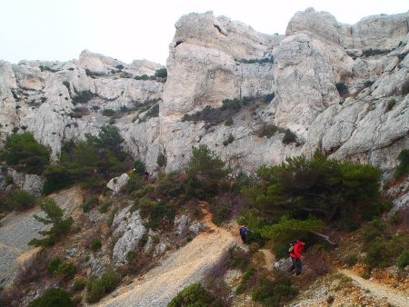 Après le sommet de Marseilleveyre, on rejoint le Col des Chèvres et le Sommet de Béouveyre par le sentier des crêtes (le bleu), pour la deuxième fois de la journée