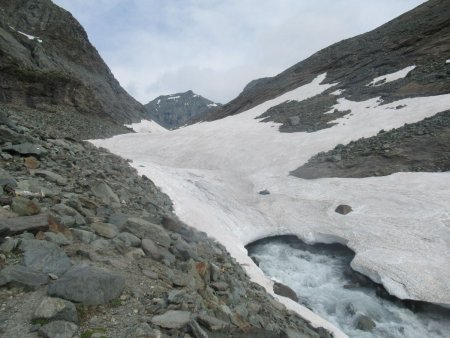 Premiers névés sous le glacier au niveau d’un ravin