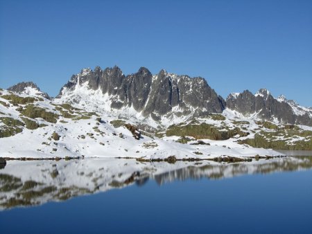 Avec le reflet des Aiguilles de l’Argentière.