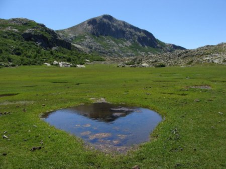 Le Capu Tozzu en arrière-plan.