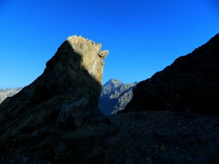 Tour rocheuse sur l’arête, un peu à l’écart du sentier.