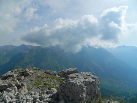 La brume monte de la vallée et je ne vais pas m’éterniser ici.