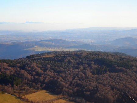 La Chapelle dépassant à peine de la forêt. Au loin, les Trois Becs.