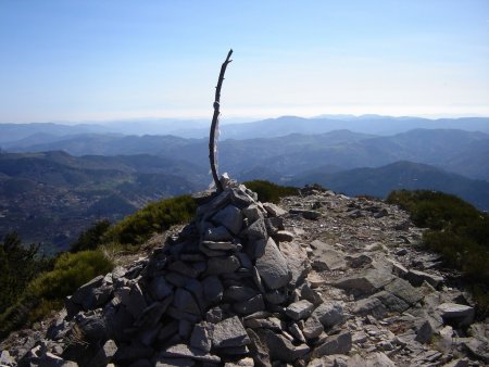 Cairn du sommet. La photo ne capte pas les Alpes quand elles se confondent avec la brume.