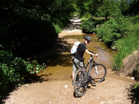 Le Bonsonnet coupe la piste.