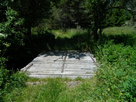 Passerelle sur le ruisseau de Champdieu.