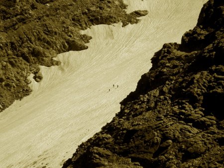 Alpinistes sur le glacier du Santel.