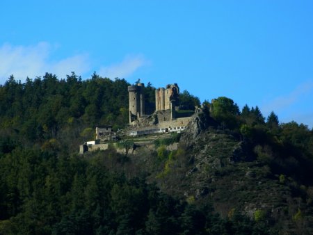 Zoom sur le château de Rochebaron.