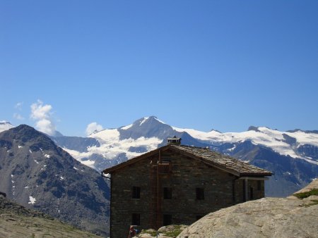 Le refuge du Carro (2759m).