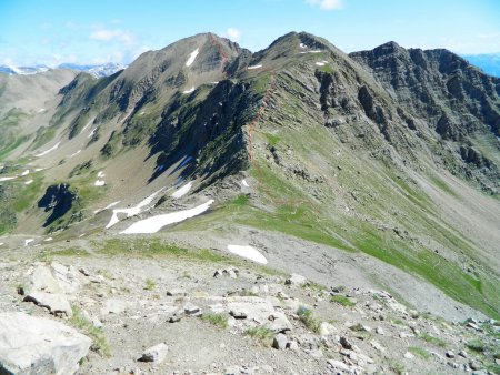 Le col de Trempa-Latz et l’itinéraire pour le sommet qui passe par le col, bien visible, de Chante-Perdrix.