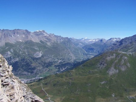 De l’arête N, vue sur la plaine de Bessans, et le Grand Paradis.