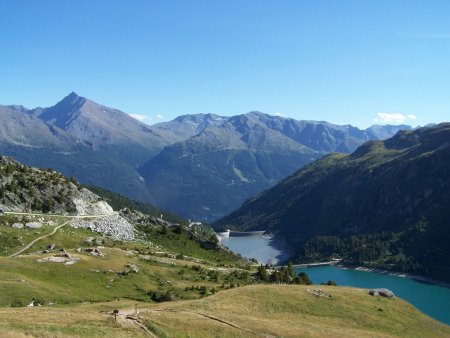 Aiguille de Scolette et les barrages de Plan d’Aval et Plan d’amont vue du refuge de la Fournache