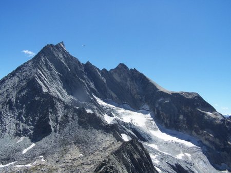 Du sommet on domine toute l’arête avec en toile de fond la Pointe de l’Echelle.