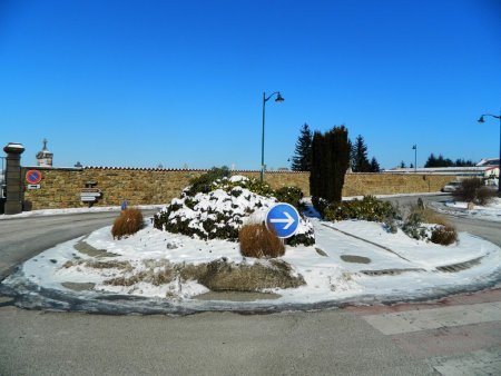 Saint-Martin-en-Haut : rond-point près du bâtiment des sapeurs-pompiers..