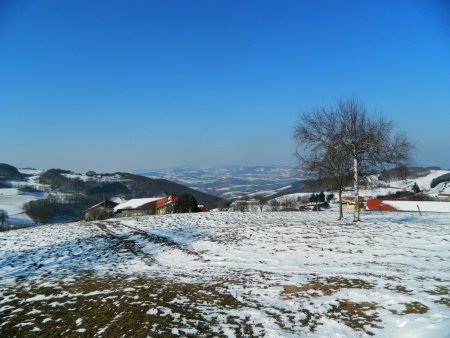 En bas : la Brévenne. Au fond : les Monts de Tarare.