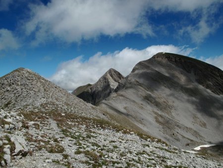 Au col, vers le nord, le Dos de Chameau et l’Aiguillette et sa belle face sud